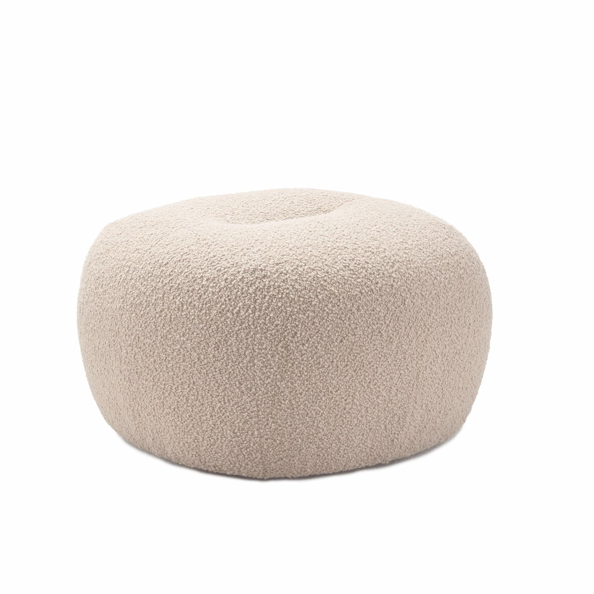 Beiger Nana Polsterhocker von Freifrau Manufaktur mit weichem Bouclé-Bezug, ideal als Sitzhocker oder Fußhocker.